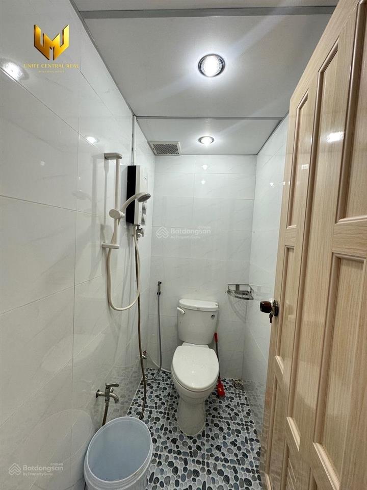 Cho thuê nhà nguyên căn ngay trung tâm quận 1 đường võ văn kiệt, có máy lạnh, dtich 72m2
