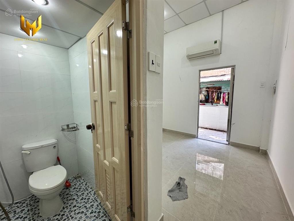 Cho thuê nhà nguyên căn ngay trung tâm quận 1 đường võ văn kiệt, có máy lạnh, dtich 72m2