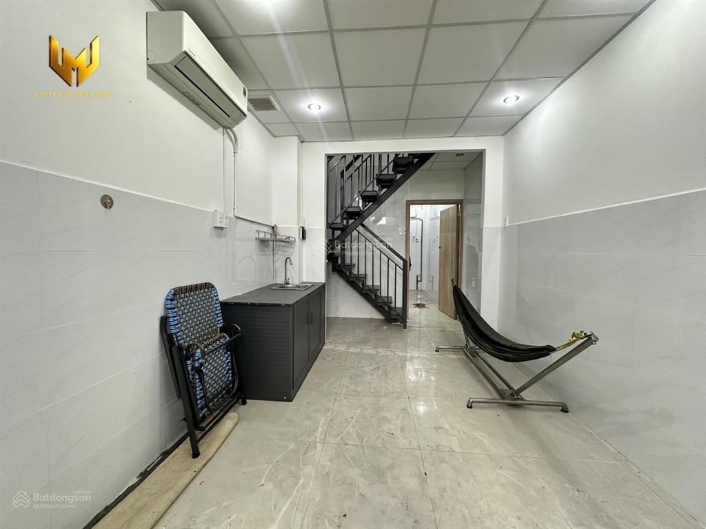 Cho thuê nhà nguyên căn ngay trung tâm quận 1 đường võ văn kiệt, có máy lạnh, dtich 72m2