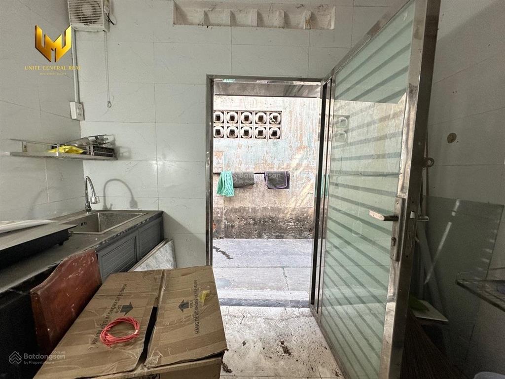 Cho thuê nhà nguyên căn ngay trung tâm quận 1 đường võ văn kiệt, có máy lạnh, dtich 72m2