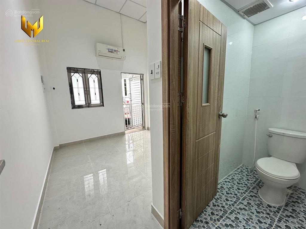 Cho thuê nhà nguyên căn ngay trung tâm quận 1 đường võ văn kiệt, có máy lạnh, dtich 72m2