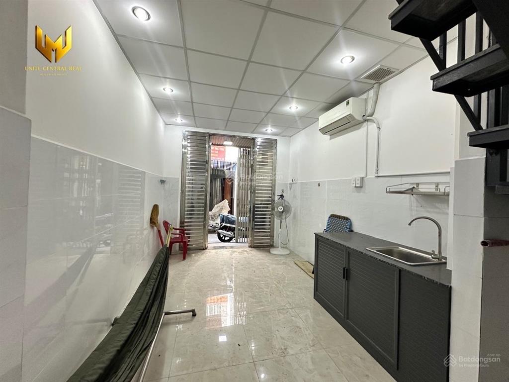 Cho thuê nhà nguyên căn ngay trung tâm quận 1 đường võ văn kiệt, có máy lạnh, dtich 72m2