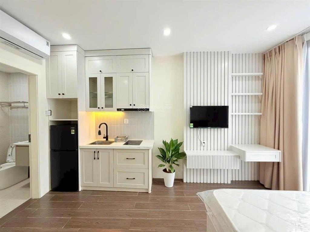 Chủ thở oxy. toà chdv 42m5 tầng 8p kk full nội thất ô tô đỗ cửa , dtien 40tr/thg .pccc đầy đủ