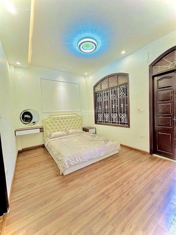 Giảm 2 tỷ cần bán gấp trương định 40m2  4pn, 2 mặt ngõ thoáng trc sau, ko quy hoạch, gần bách kinh