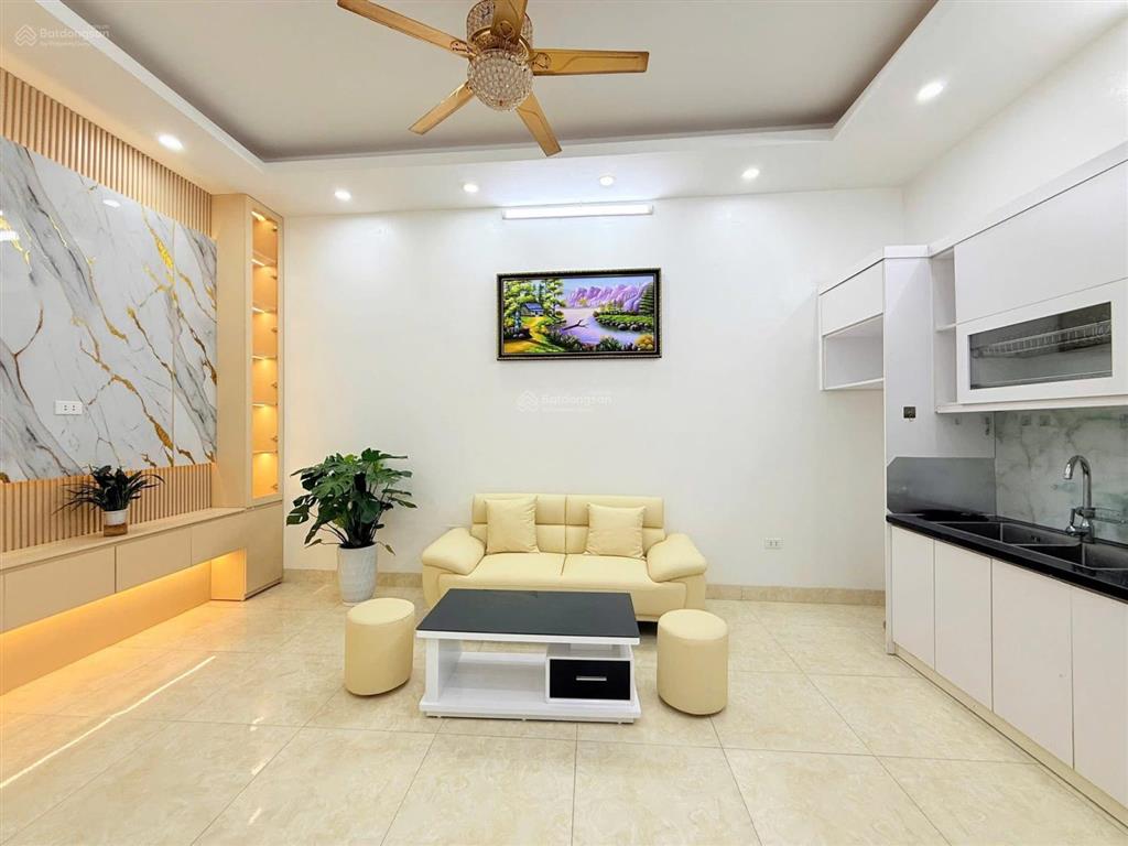 Ở sướng. trần khát chân 37m nhà sáng thoáng gần phố, ko quy hoạch, có sân để xe rộng, full nthat