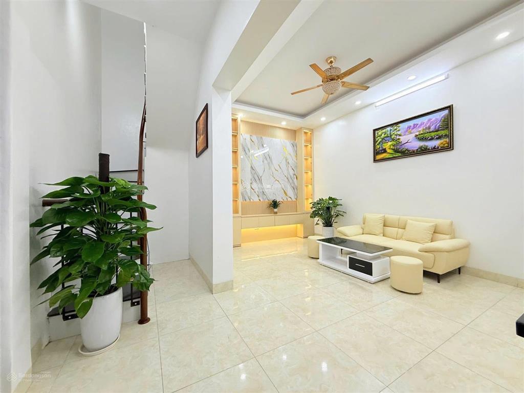 Ở sướng. trần khát chân 37m nhà sáng thoáng gần phố, ko quy hoạch, có sân để xe rộng, full nthat