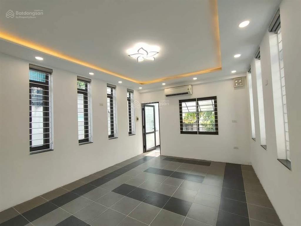 Nhà đại la 40m  3 ngủ hai thoáng, gần phố ngõ rộng dân cư đông. dân xây chắc chắn khu phố văn minh