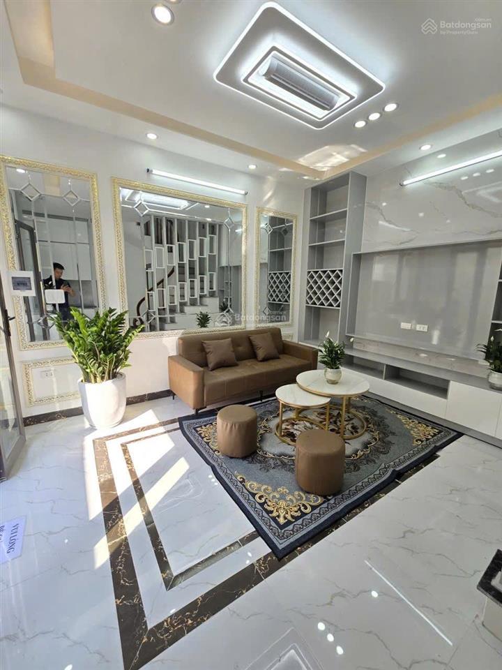 Hoàng mai ngõ 2.5m cách ô tô 30m dân xây chắc chân, lô góc cửa trổ tứ tung, gần trường gần chợ
