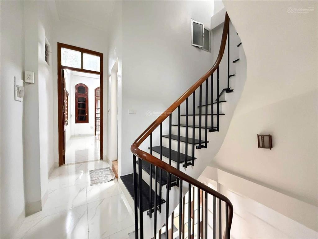 Hoàng mai 40m ra ô tô tránh, ngõ thông, dân xây 46m2, sổ đẹp, ko quy hoạch