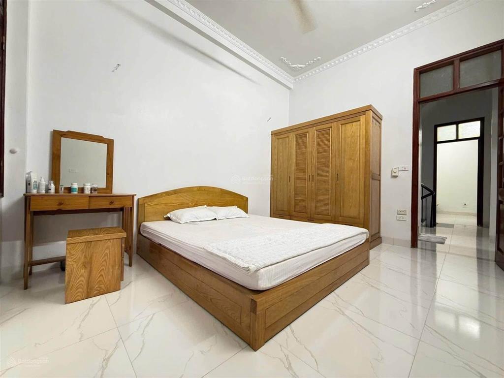 Hoàng mai 40m ra ô tô tránh, ngõ thông, dân xây 46m2, sổ đẹp, ko quy hoạch