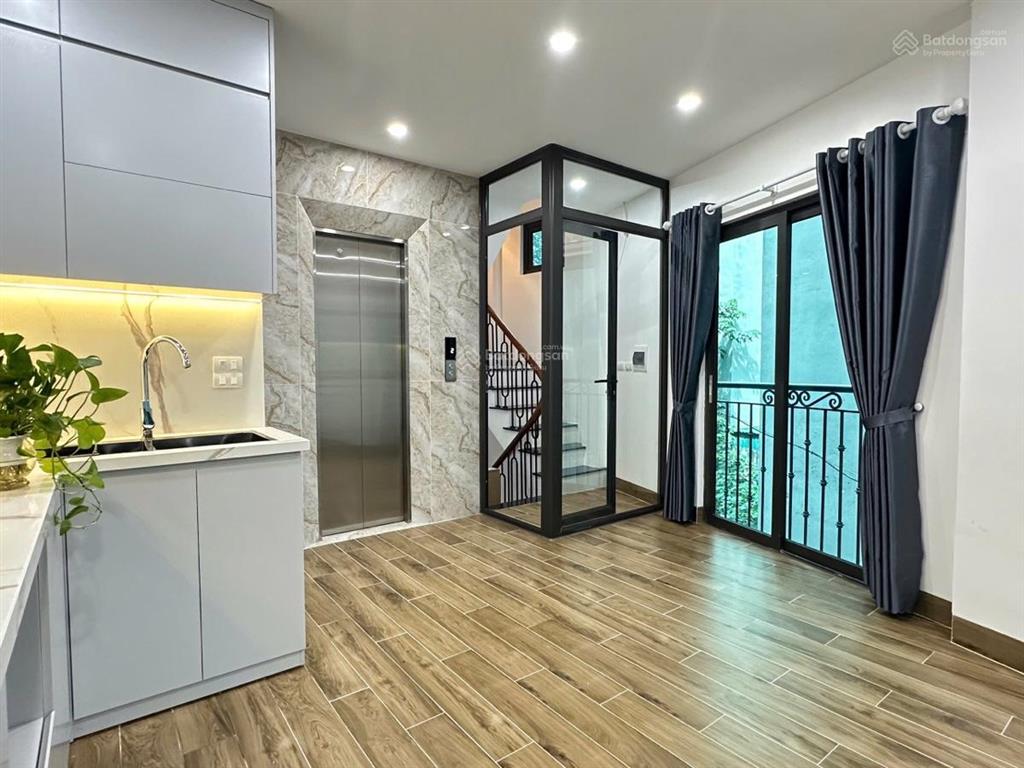 Hơn 8 tỷ 6 tầng thang máy minh khai, lô góc, trước nhà 2.5m, xây mới, full nội thất, ko quy hoạch