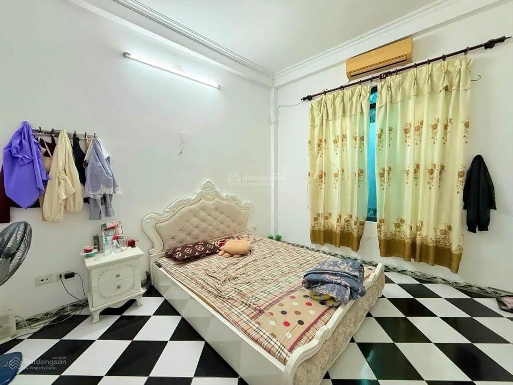 Chủ ngộp bán cực gấp nhà tân mai 28m²  4 tầng cách ô tô tránh 50m, trước nhà sân rộng thoáng, tiện