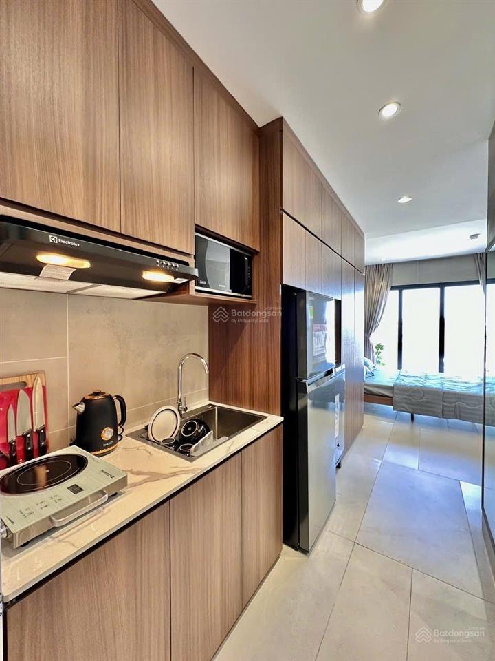 Gần sân bay  studio ban công, máy giặt riêng  có thang máy, bảo vệ 24/7  có nhận ngắn hạn