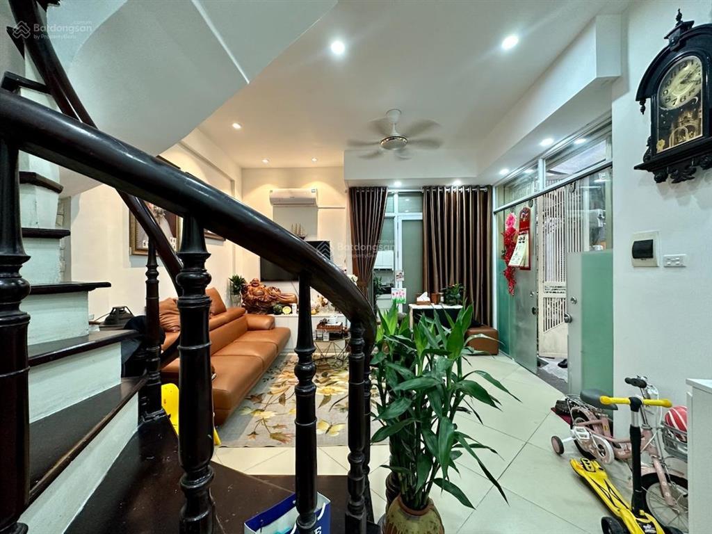 Cần bán nhà đẹp phố vương thừa vũ, 20m ra phố, gần trường chợ, ngõ trc nhà 2m, 37m2x5 tầng,5 pn