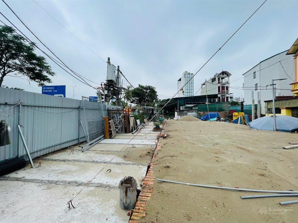 Cc gửi bán lô đất mặt phố 3 mt có thể tách thành 2 hoặc 3 thửa giá chào 155 triệu/m2 thương lượng