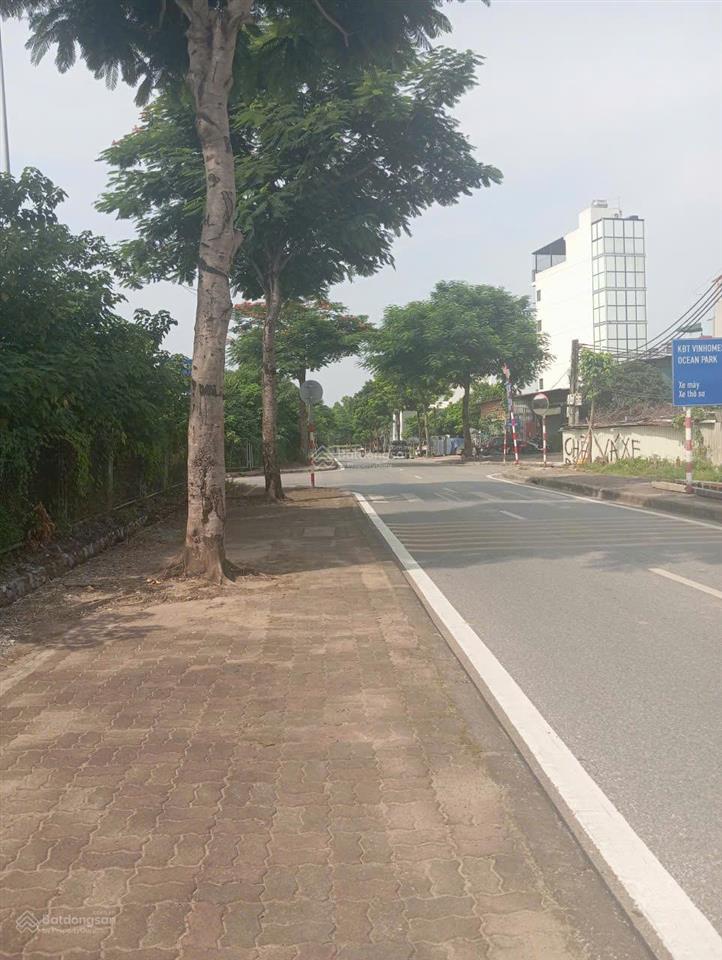 Cc gửi bán lô đất mặt phố 3 mt có thể tách thành 2 hoặc 3 thửa giá chào 155 triệu/m2 thương lượng