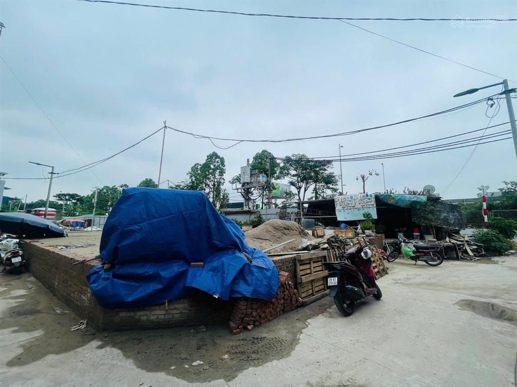 Cc gửi bán lô đất mặt phố 3 mt có thể tách thành 2 hoặc 3 thửa giá chào 155 triệu/m2 thương lượng
