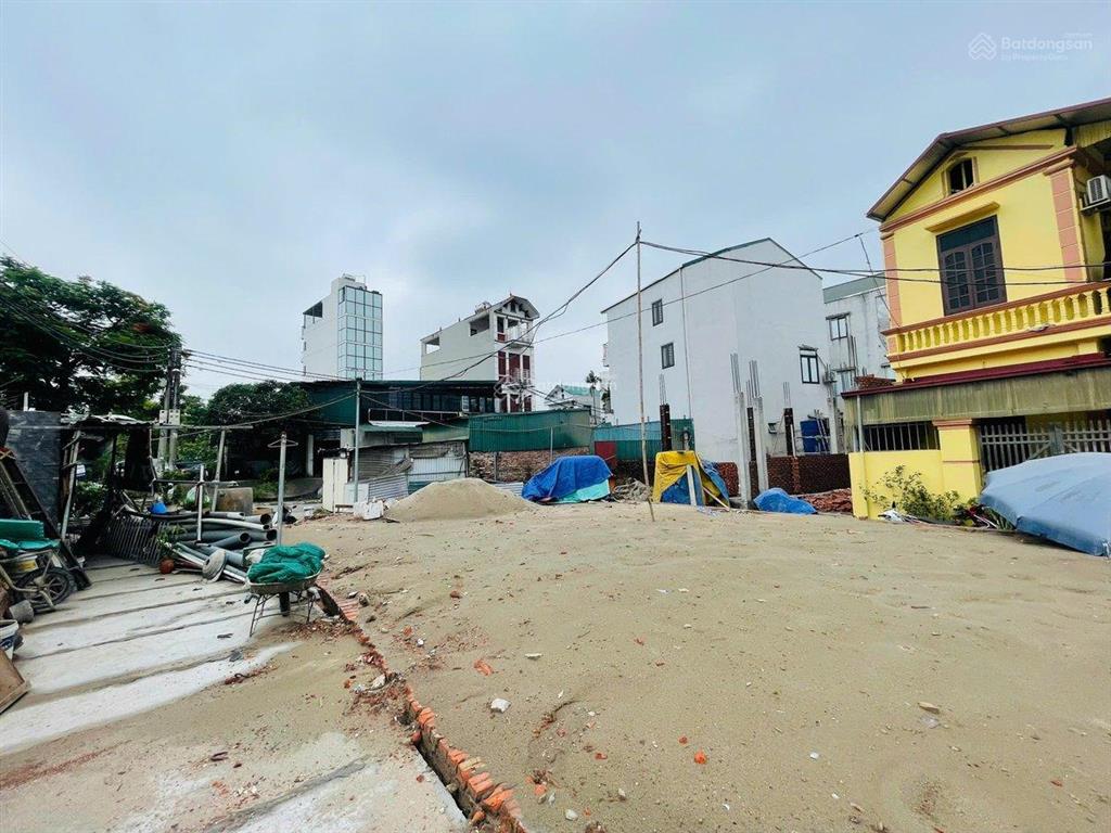 Cc gửi bán lô đất mặt phố 3 mt có thể tách thành 2 hoặc 3 thửa giá chào 155 triệu/m2 thương lượng