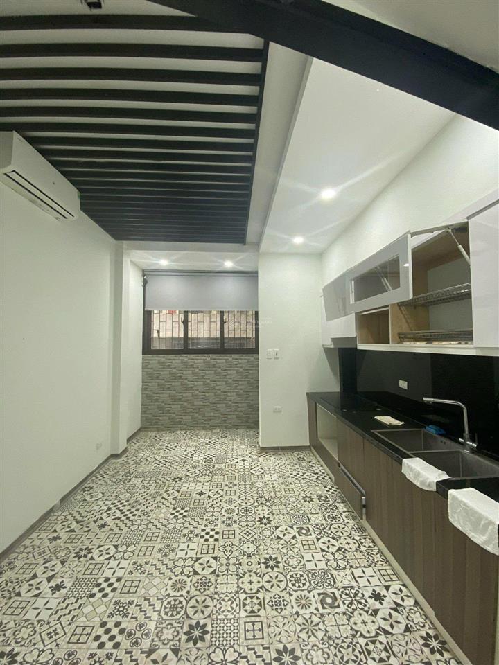 Cho thuê nhà riêng 50m2 x 5 tầng, ô tô đỗ cửa tại nguyễn chí thanh, đống đa, hà nội