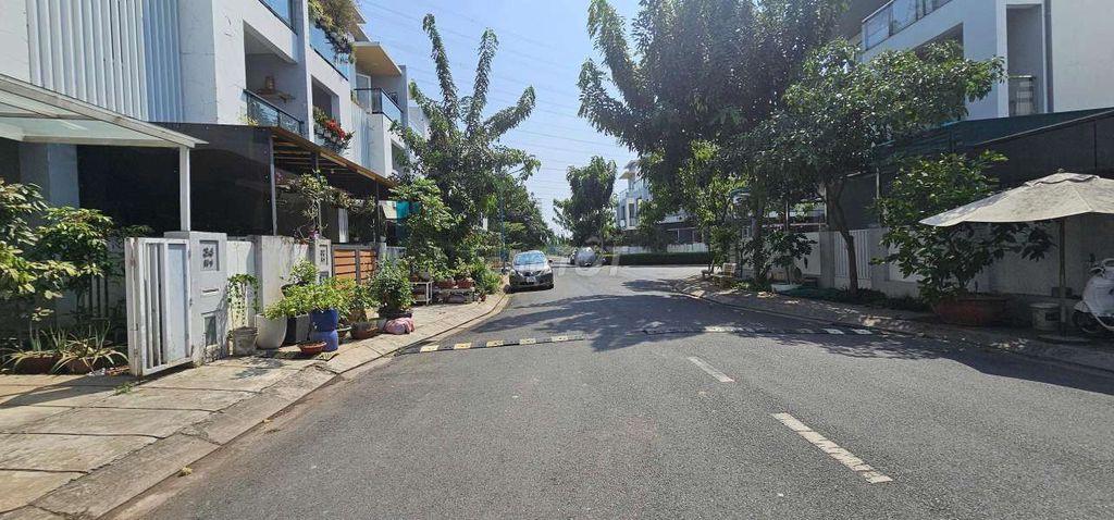 Bán nhà Mega Village Khang Điền, hiện trạng thô, 75m2, xây 3 tầng