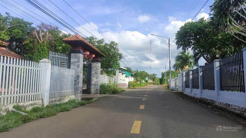 Cần tiền đáo hạn ngân hàng tôi ra gấp lô góc 2 mặt tiền. diện tích 200m2, ngang 10mét. giá 1tỷ65