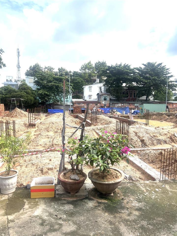 Bán lô đất trống đường 449 lê văn việt  trường đại học điểm  đã làm móng sẵn giá tốt chính chủ