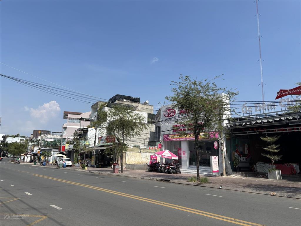 Mặt đường man thiện ngang hơn 10m nở hậu  phù hợp xây toà nhà kinh doanh khu phố đêm sầm uất