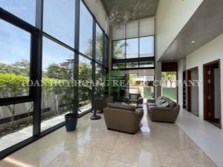 Hoa phượng 2  khoảng lặng đắt giá giữa lòng "làng châu âu" euro village 1