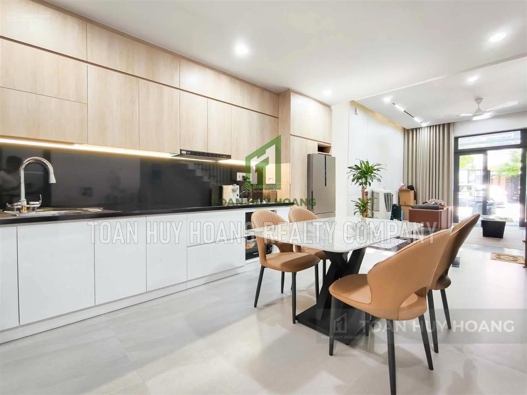 Nhà đẹp khu nam việt á 3 phòng ngủ khép kín có sân đậu ô tô