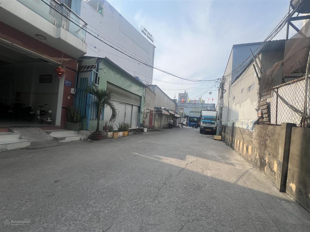 Cần tiền bán gấp nhà 180m2 ngay sát aeon tân phú