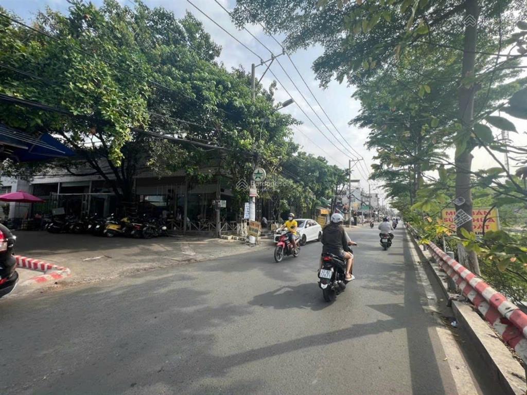 Ngợp bank bán gấp góc 2mt đường bờ kênh 20x12 ngay aeon tân phú