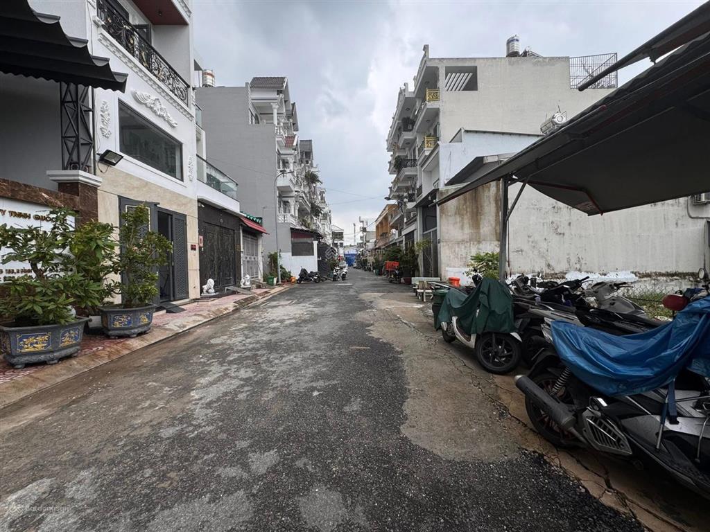 Bán gấp góc 2mt hxh ngay lê trọng tấn, ngang 16m
