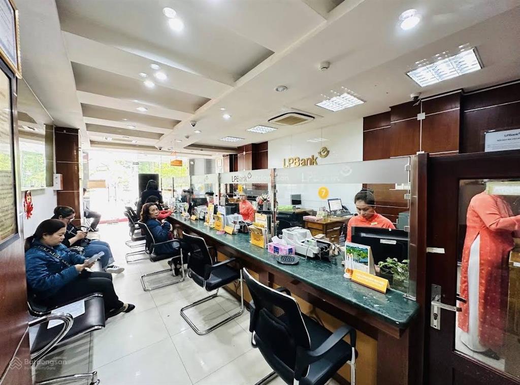 Toà nhà building mặt tiền hùng vương
