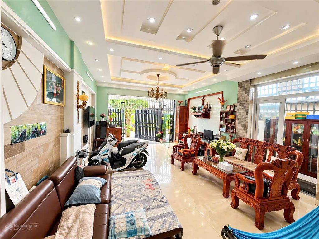Siêu ngộp bank, nhà 2 mặt tiền đường khu dân cư êm đềm, 5 tầng,dt120 m2,ngang 8,1 mét, giá 7,5 tỷ