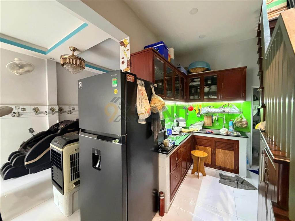 Rất cần tiền cần bán gấp gấp nhà mt đường ngay đại học ngân hàng, dt 45,8m2, ngang 5 mét giá 4,7 tỷ