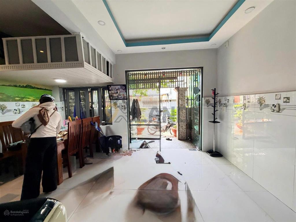 Rất cần tiền cần bán gấp gấp nhà mt đường ngay đại học ngân hàng, dt 45,8m2, ngang 5 mét giá 4,7 tỷ