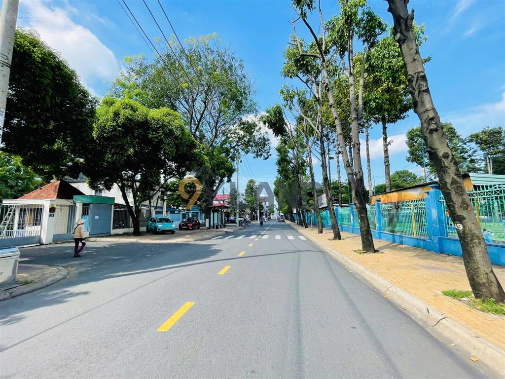 Siêu siêu hiếm, nhà mt đường số 6, đối diện chi cục thuế, dt 10*37, nh 20m, 497m2, giá 84,5tr/m2