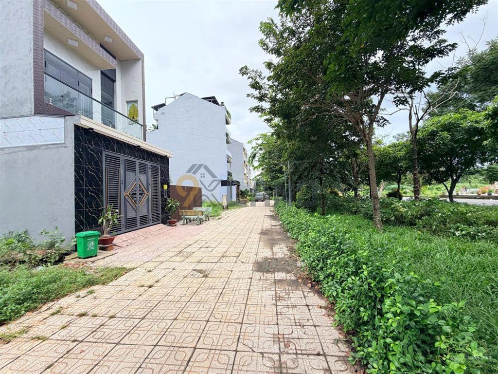 Bán đất mặt tiền đường vận hành suối nhum  siêu đẹp  kdc êm đềm  dt 90m2 (5*18), giá 7 tỷ.
