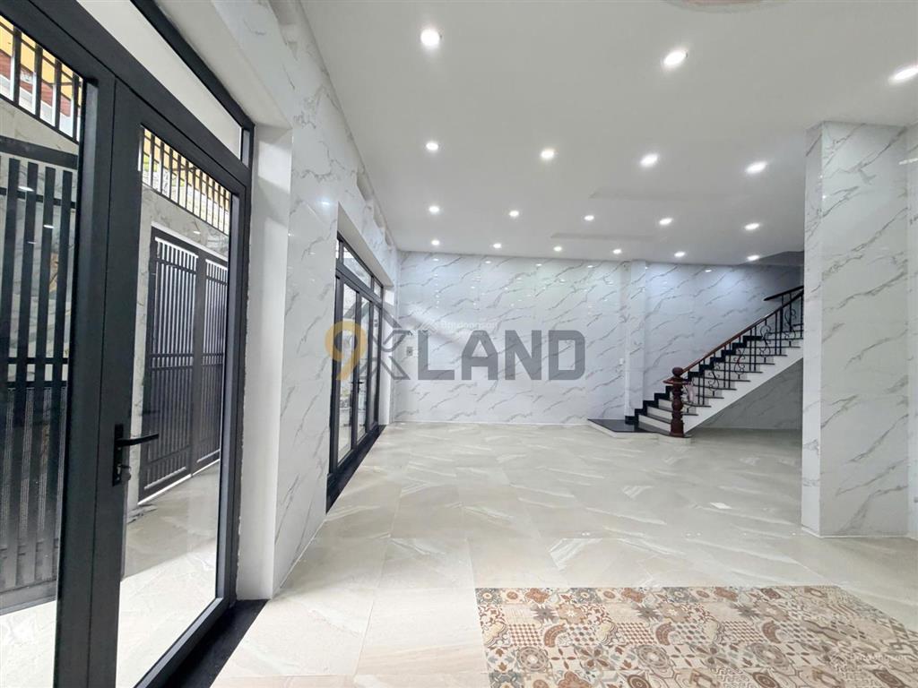 Bán gấp căn hộ dịch vụ ngay đại học cảnh sát, dt 100,2m2, ngang 8,8m, 6 phòng, giá 10,5 tỷ tl mạnh