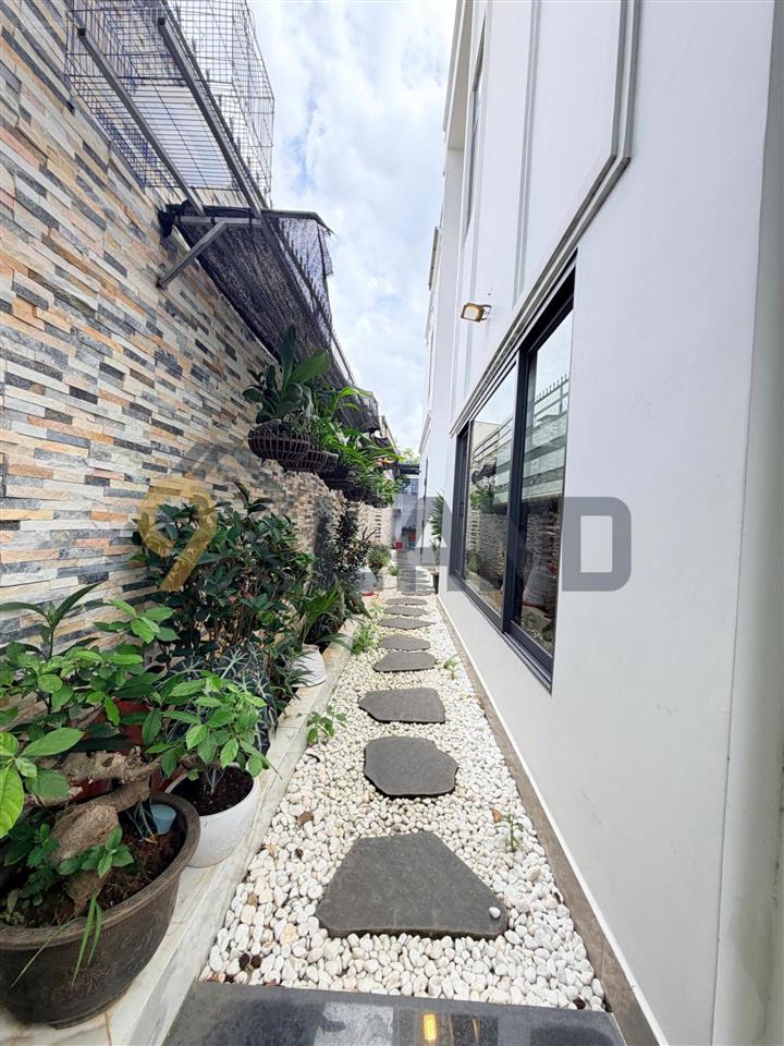 Nhà đẹp giá rẻ, nhà 2 mặt tiền đường số 8, full nội thất, dt 210m2, ngang 7,2 mét, nhà như hình.