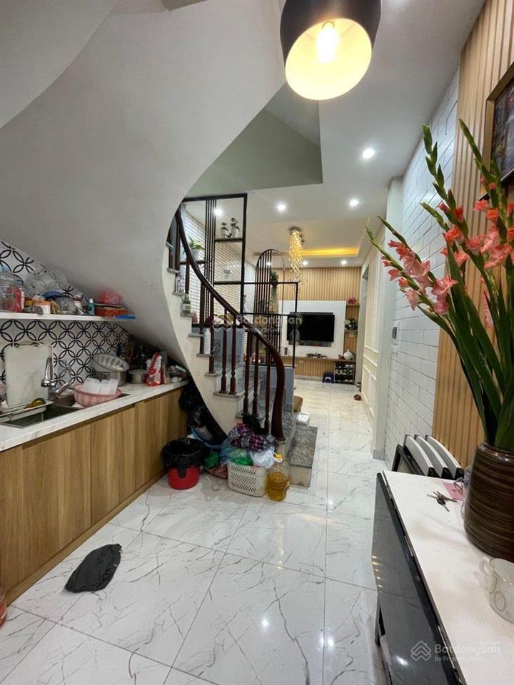 Bồ đề thông hồng tiến  nhỉnh 7 tỷ  5 tầng x 35m2  dân xây  vài bước ra ô tô đỗ