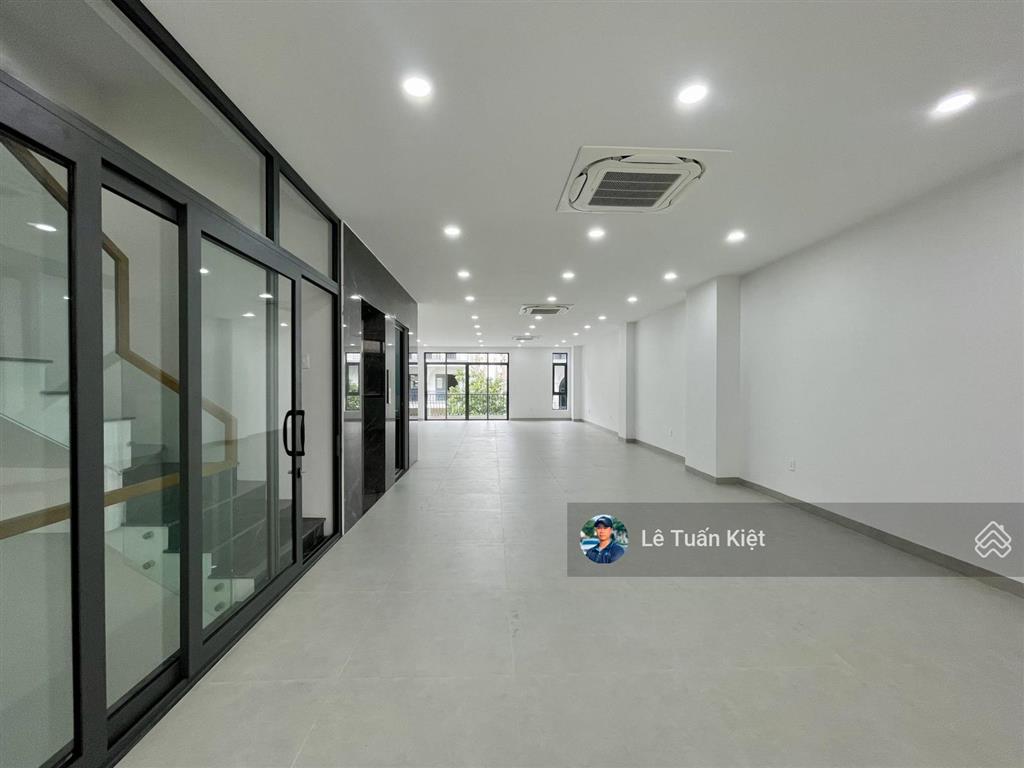 Siêu hiếm cho thuê nguyên căn có thang máy giá 60tr/tháng dt 7x22m. giá tốt tại kdt vạn phúc city