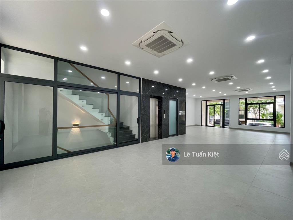 Siêu hiếm cho thuê nguyên căn có thang máy giá 60tr/tháng dt 7x22m. giá tốt tại kdt vạn phúc city