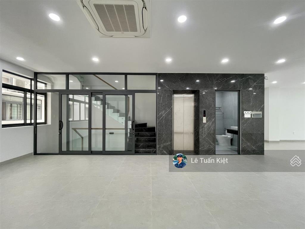 Siêu hiếm cho thuê nguyên căn có thang máy giá 60tr/tháng dt 7x22m. giá tốt tại kdt vạn phúc city