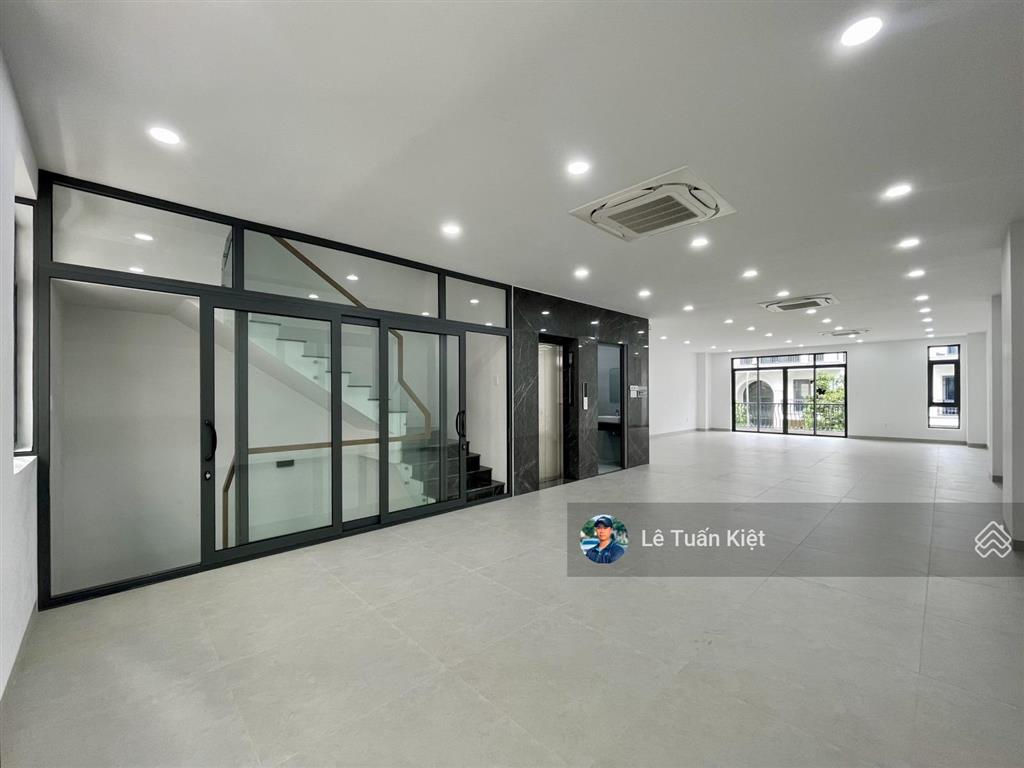 Siêu hiếm cho thuê nguyên căn có thang máy giá 60tr/tháng dt 7x22m. giá tốt tại kdt vạn phúc city