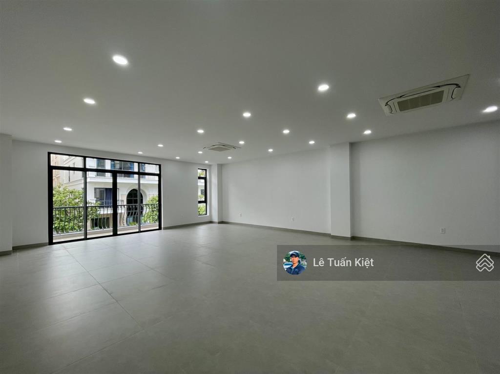 Siêu hiếm cho thuê nguyên căn có thang máy giá 60tr/tháng dt 7x22m. giá tốt tại kdt vạn phúc city