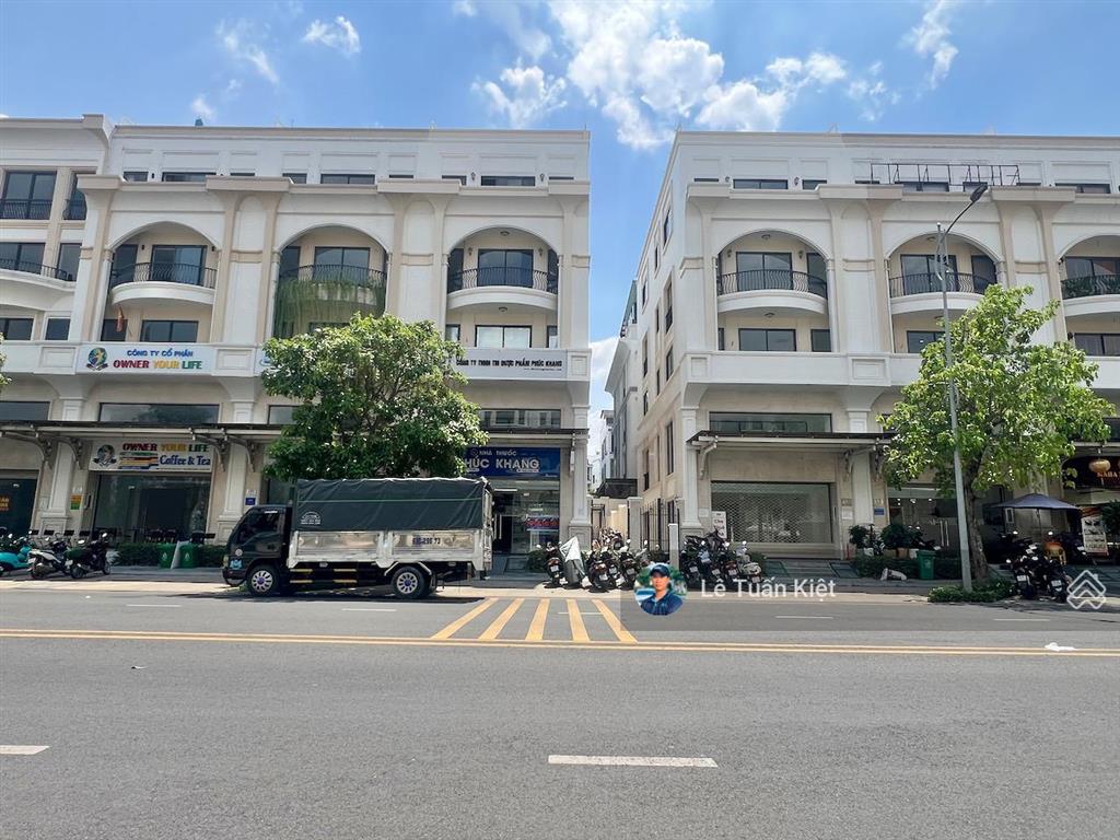 Cho thuê nguyên căn shophoues giá 70tr/ tháng.hoàn thiện đẹp chuẩn văn phòng. tại kdt vạn phúc city