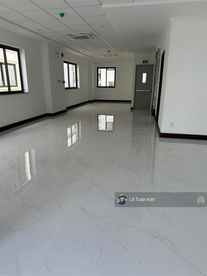 Cho thuê nguyên căn shophoues giá 70tr/ tháng.hoàn thiện đẹp chuẩn văn phòng. tại kdt vạn phúc city
