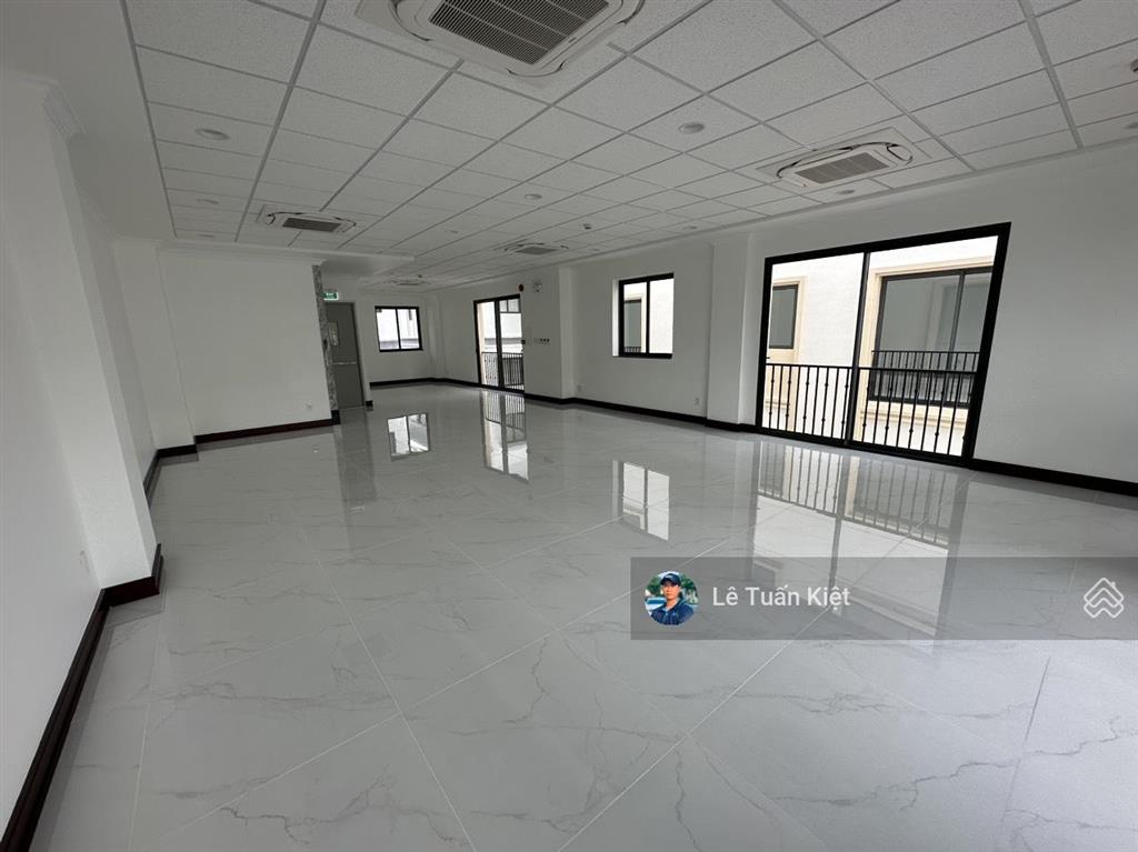 Cho thuê nguyên căn shophoues giá 70tr/ tháng.hoàn thiện đẹp chuẩn văn phòng. tại kdt vạn phúc city