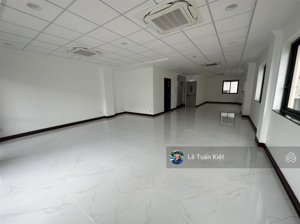 Cho thuê nguyên căn shophoues giá 70tr/ tháng.hoàn thiện đẹp chuẩn văn phòng. tại kdt vạn phúc city